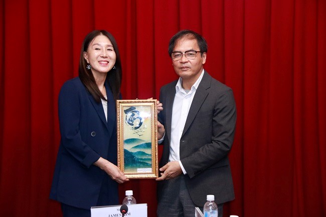 Dr To Hoai Nam - Permanent Vice President of VINASME presented gifts to Ms Eun Hee Kim - General Director of Noblesse Korea representing the Korean Business Delegation.