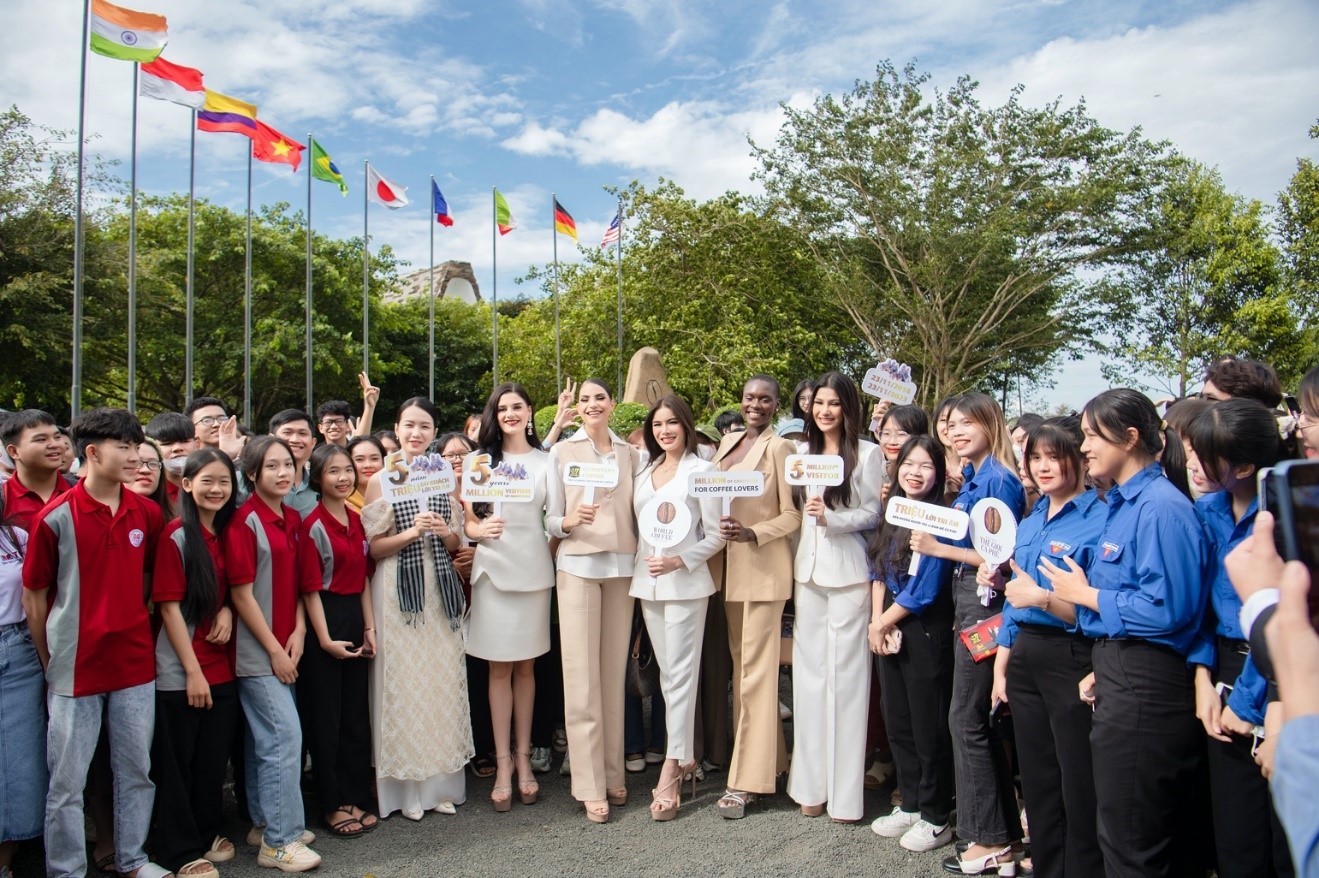 Các người đẹp Á hậu 5 Hoa hậu Hoà bình quốc tế 2023 cùng các bạn trẻ chào mừng sự kiện kỷ niệm 5 năm mở cửa Bảo tàng Thế giới cà phê và 20 năm G7 chinh phục toàn cầu