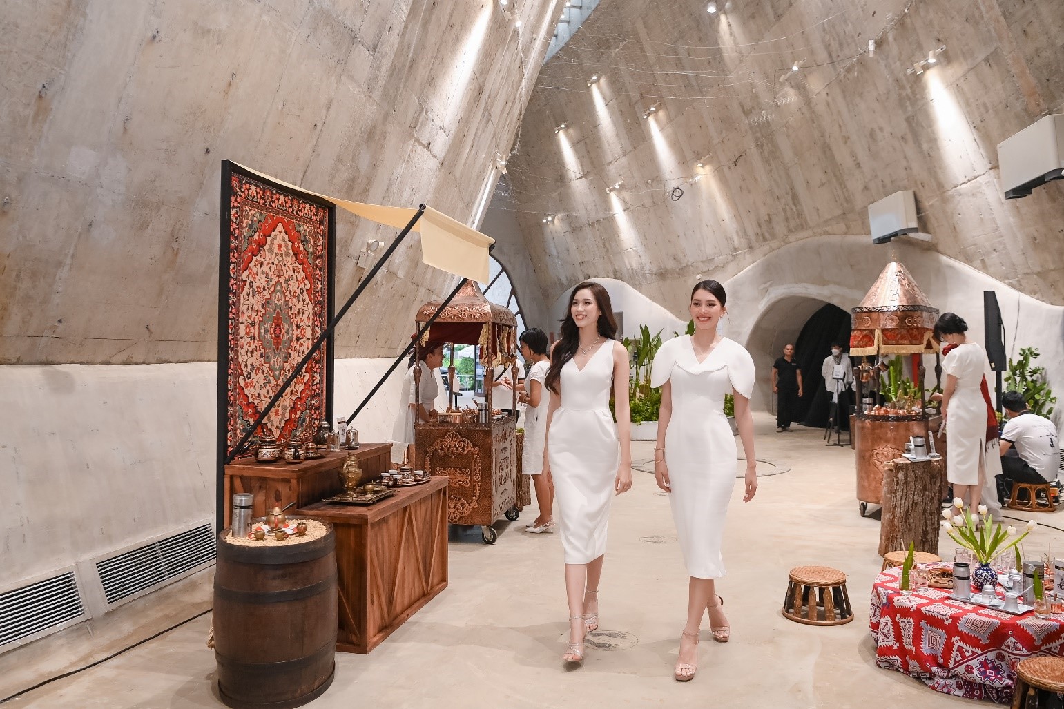Hoa hậu Tiểu Vy và Hoa hậu Đỗ Thị Hà thích thú khám phá ba nền văn minh cà phê thế giới Ottoman - Roman - Thiền tại Bảo tàng Thế giới Cà phê