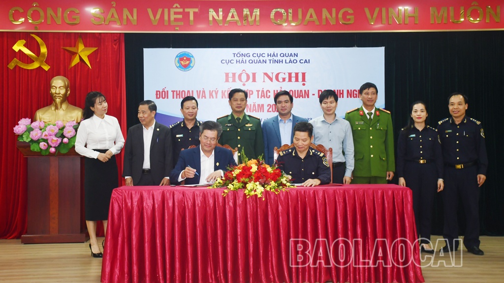 Cục Hải quan Lào Cai ký thỏa thuận hợp tác với Hiệp hội Doanh nghiệp tỉnh Lào Cai. Ảnh Báo Lào Cai