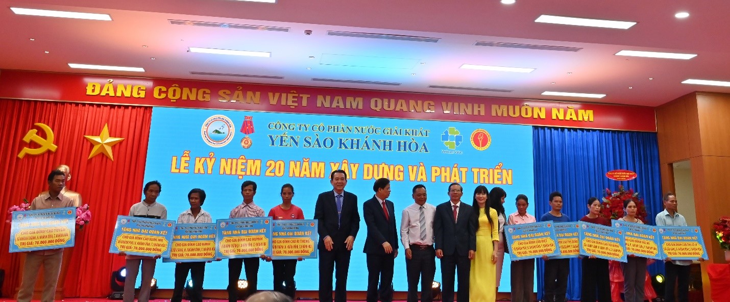 Trao tặng 10 nhà Đại đoàn kết cho đồng bào nghèo huyện Khánh Vĩnh  trị giá 70 triệu đồng/nhà.