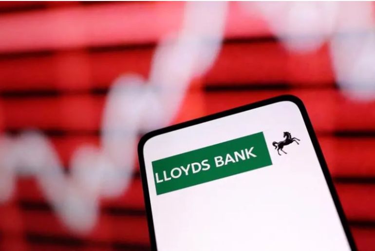 Logo của Ngân hàng Lloyds và biểu đồ cổ phiếu đang tăng giá được thấy trong hình minh họa này, chụp ngày 12 tháng 3 năm 2023. REUTERS/