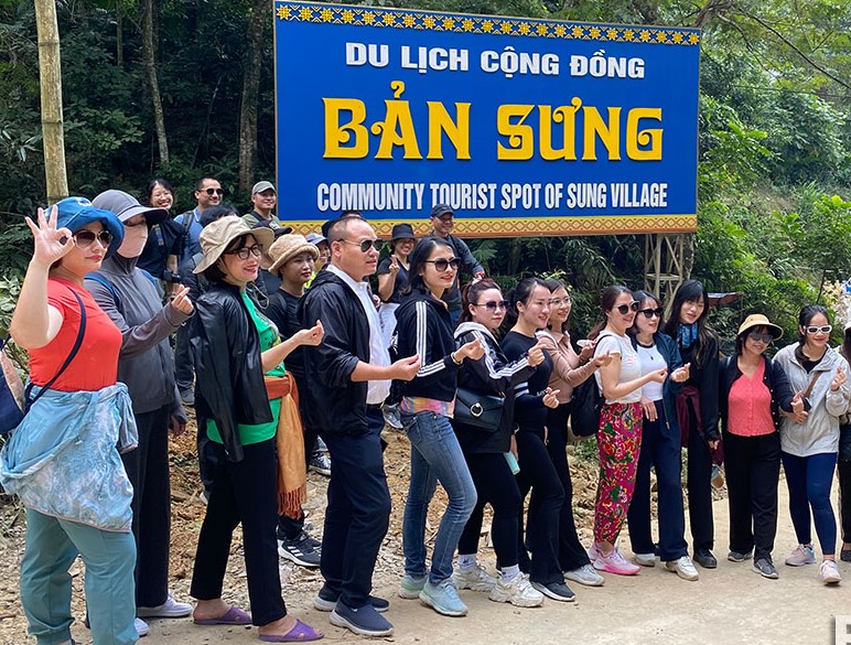 Đoàn khảo sát tại bản Sưng, xã Cao Sơn (Đà Bắc – Hòa Bình)