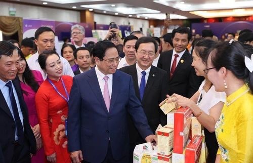 Prime Minister Pham Minh Chinh visited the exhibition at the event.
