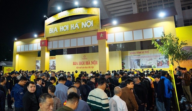 A large number of people come to the Hanoi Beer Festival.