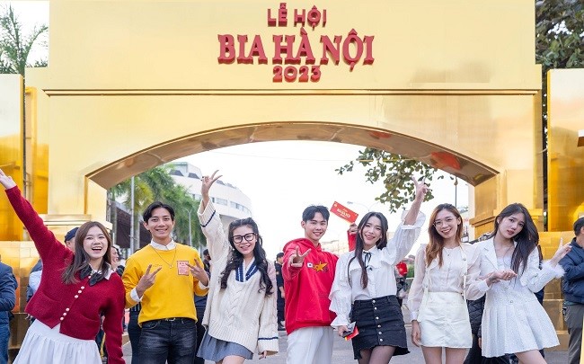 Young people are excited about the Hanoi Beer Festival.