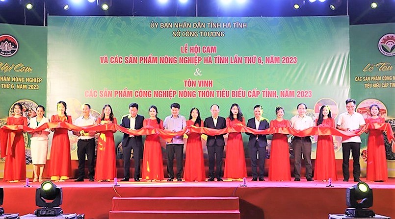 Opening ceremony of Ha Tinh Orange and Agricultural Products Festival.