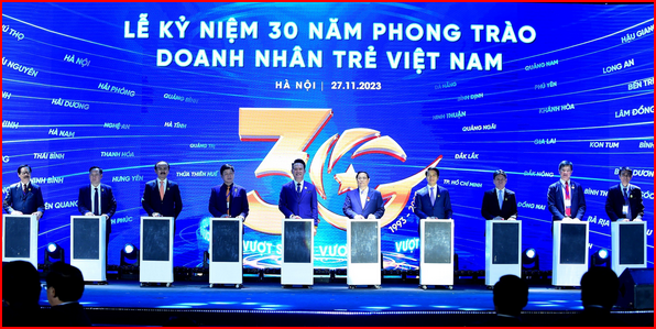 Thủ tướng và các đại biểu thực hiện nghi thức nhấn nút kỷ niệm 30 năm phong trào doanh nhân trẻ Việt Nam