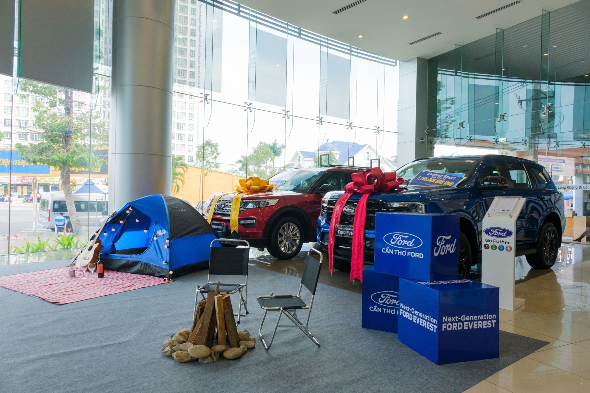 Showroom trưng bày đạt chuẩn Ford toàn cầu với đầy đủ các dòng xe