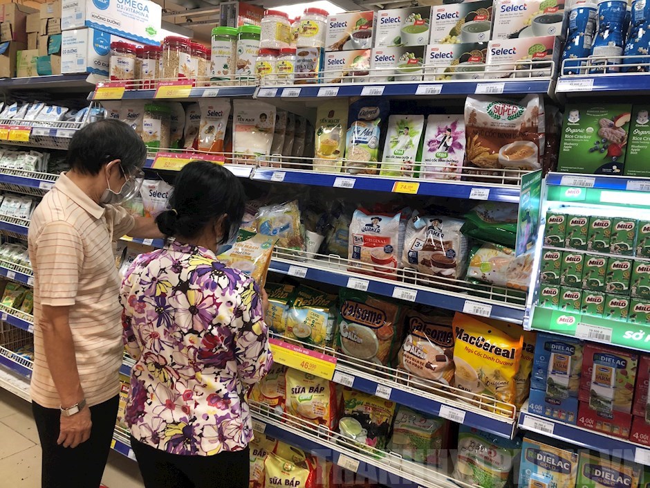 Khách hàng mua sắm các mặt hàng thiết yếu tại siêu thị Co.opmart