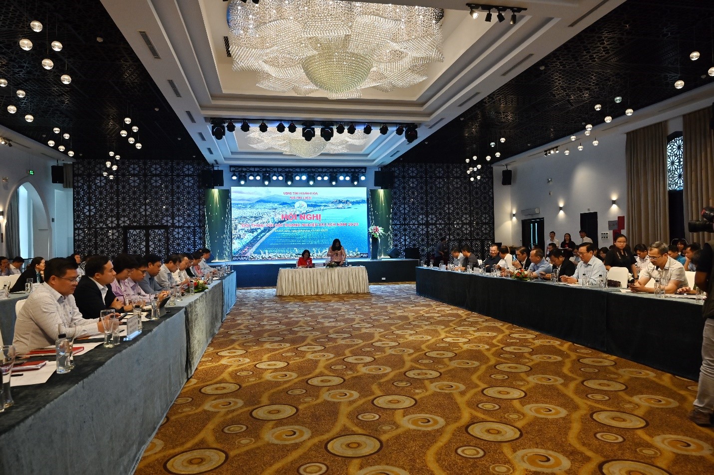 Toàn cảnh Hội Nghị đối thoại, tiếp nhận thông tin của các doanh nghiệp du lịch Khánh Hòa