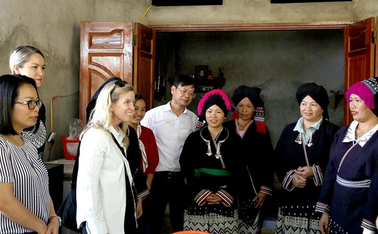 Đoàn công tác khảo sát thực địa tại xóm Cỏi, xã Xuân Sơn, huyện Tân Sơn