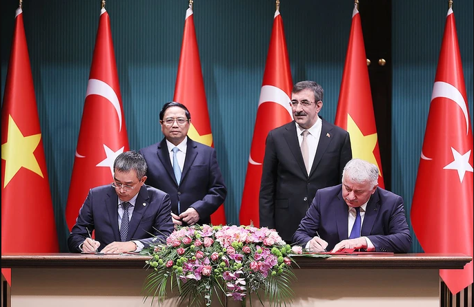 Prime Minister Pham Minh Chinh and Turkish Vice President Cevdet Yilmaz witnessed Vietnam Airlines and Turkish Airlines signing to promote cooperation in the field of air cargo transportation.