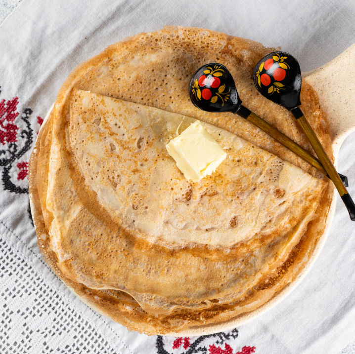 Có một món ăn truyền thống của người Nga làm từ bột mì, đó là bánh blin. Loại bánh này được coi là linh hồn ẩm thực của nước Nga, thường xuất hiện trên các con phố. Bánh Blini không thể thiếu trong ẩm thực Nga và đặc biệt là lễ hội Maslentina.