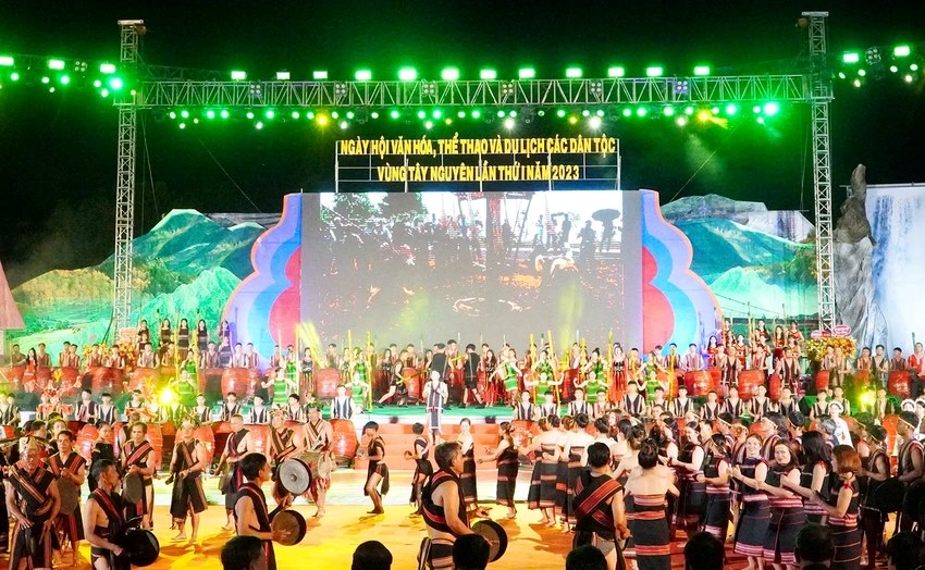 Lễ khai mạc diễn ra với sự tham gia của hàng nghìn diễn viên là các nghệ nhân, các ca sỹ nổi tiếng cùng đông đảo quần chúng nhân dân