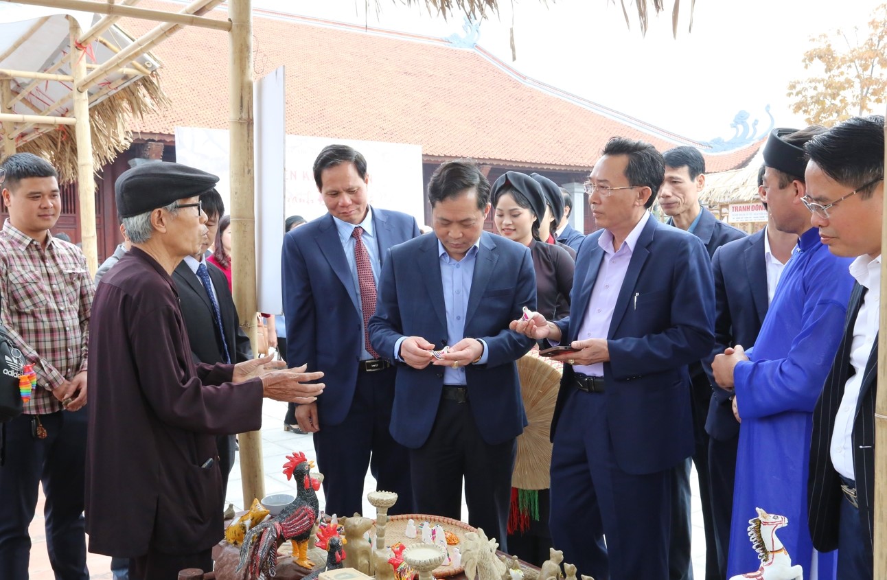 Lãnh đạo tỉnh Bắc Ninh cùng các đại biểu thăm không gian tái hiện “Chợ tranh Đông Hồ” tại phường Song Hồ