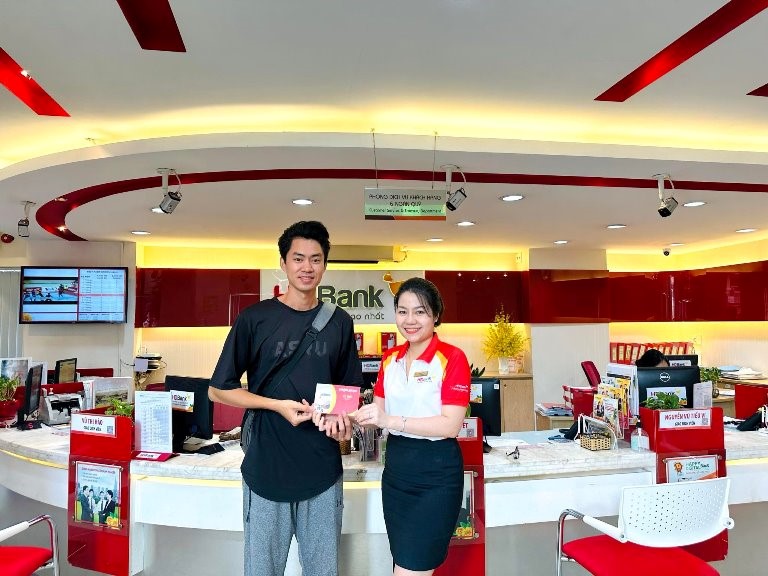Customer Tran Duc Luan in Bien Hoa is one of the first owners to win a 0 VND round-trip ticket in the "Lucky Wheel" program.