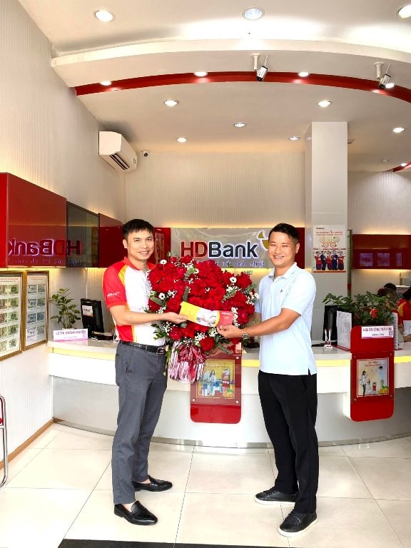 The joy of customer Nguyen Van Quynh, Hai Duong when receiving a 0 VND round-trip flight ticket at HDBank branch.