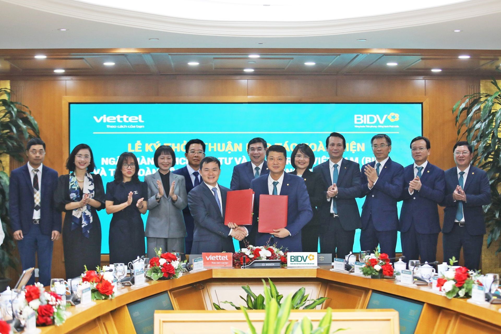 Mr. Tao Duc Thang (Chairman and General Director of Viettel Group) and Mr. Le Ngoc Lam (General Director of BIDV) represented the two units in signing a comprehensive cooperation agreement for the period 2024-2028.