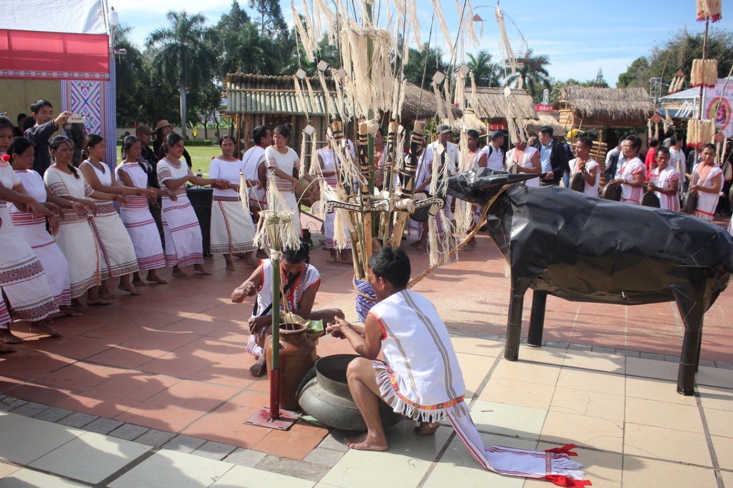 The festival provides an occasion to pay tribute to the Central Highlands' fine traditional cultural values and the spirit of tremendous national solidarity.