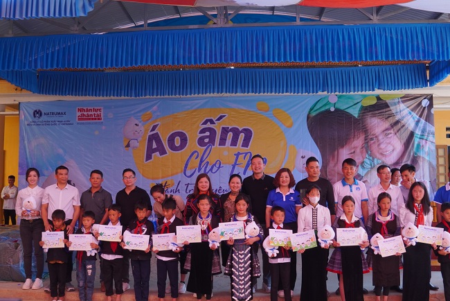 Ấm áp "Gian hàng 0 đồng" chia sẻ với 100 trẻ em của Natrumax Việt Nam tại Yên Bái