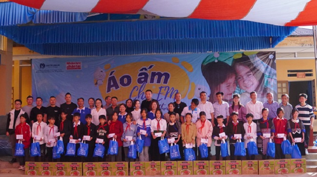 Ban lãnh đạo Natrumax Việt Nam cùng các nhà tài trợ trao quà cho học sinh nhà trường