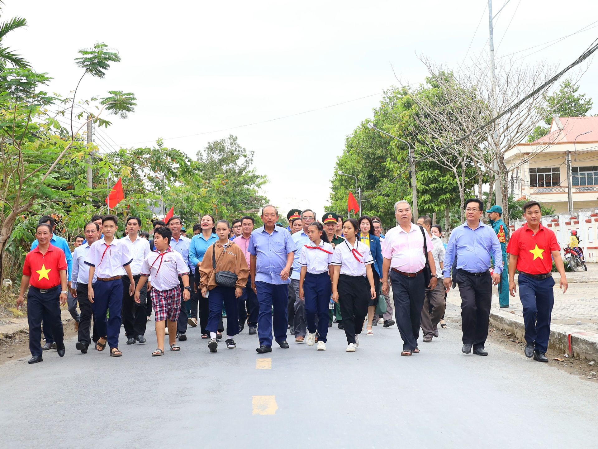 Các đại biểu, nhân dân và các em học sinh đi trên công trình “Đường cờ Tổ quốc” tại huyện Phong Điền.