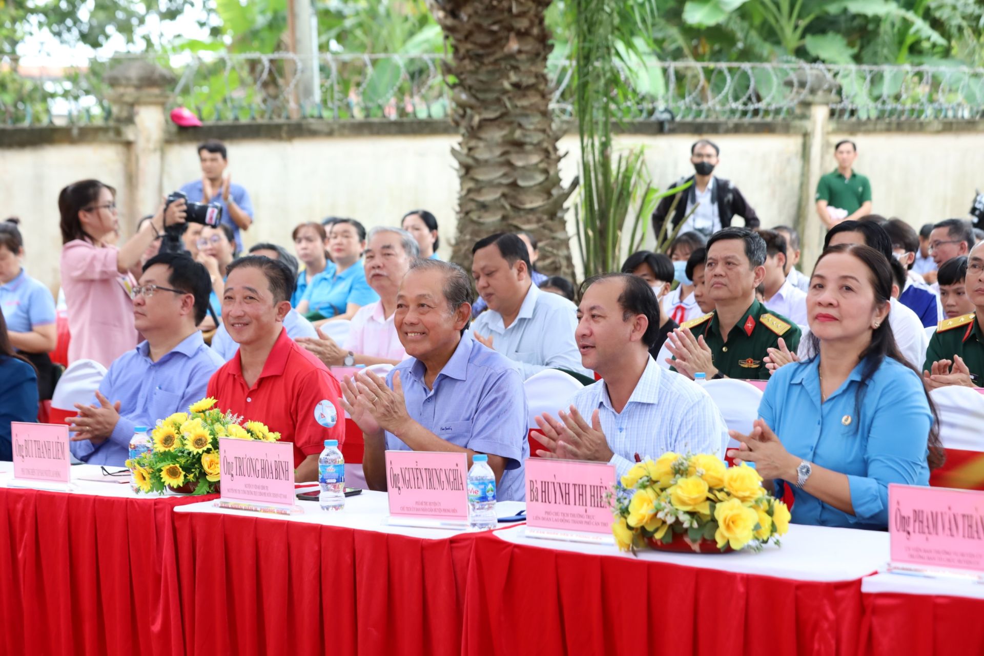 Các đại biểu dự lễ khánh thành công trình “Đường cờ Tổ quốc” tại xã Nhơn Ái, huyện Phong Điền.