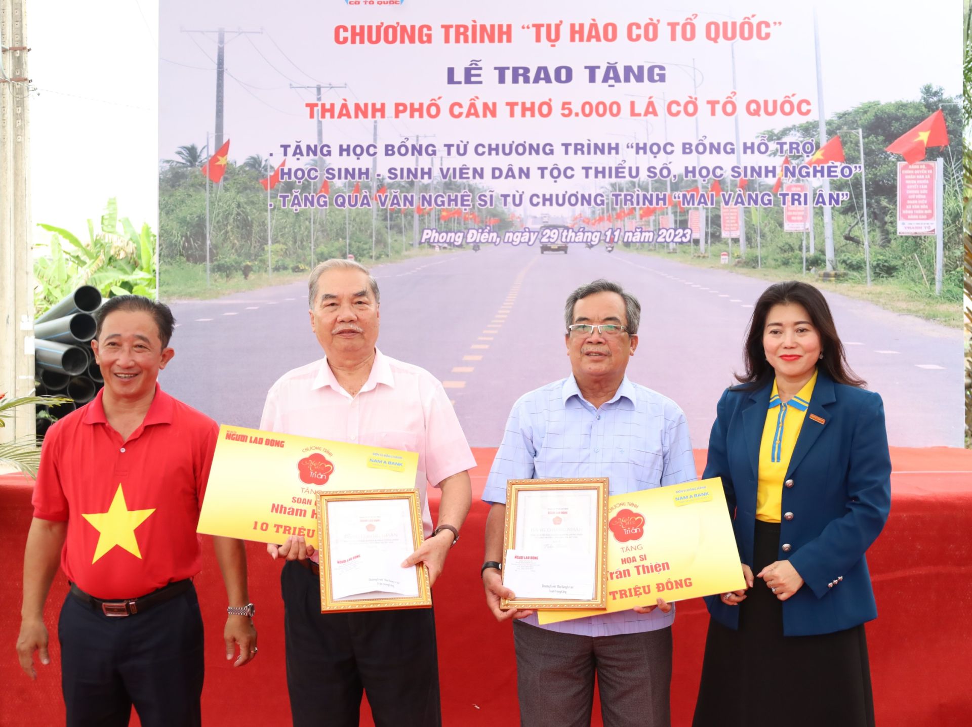 Ông Bùi Thanh Liêm - Phó Tổng Biên tập Báo Người Lao Động và bà Lê Thủy Tiên - Phó Giám đốc khu vực miền Tây của Ngân hàng TMCP Nam Á trao tặng chương trình 