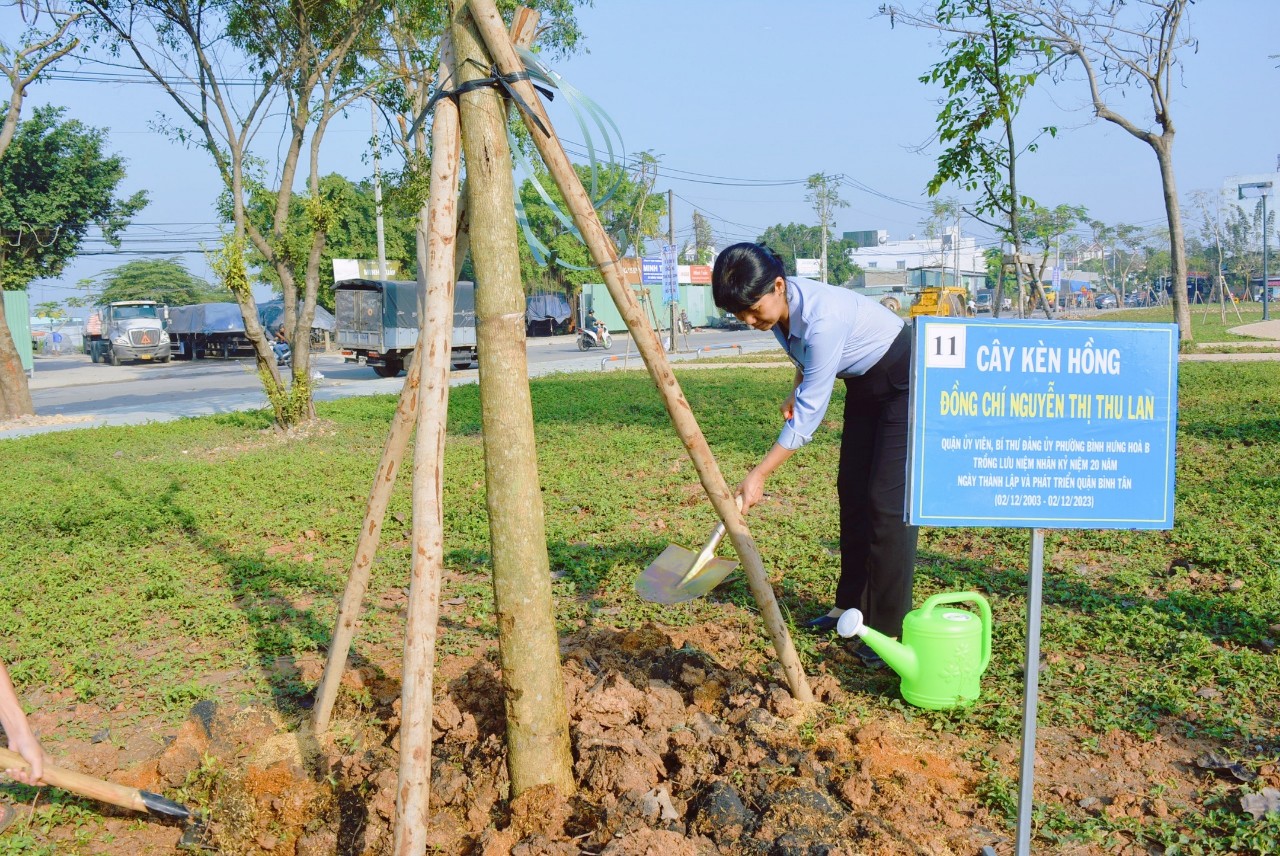 Bà Nguyễn Thị Thu Lan- Quận uỷ viên, Bí thư Đảng uỷ phường Bình Hưng Hoà B, trồng cây lưu niệm