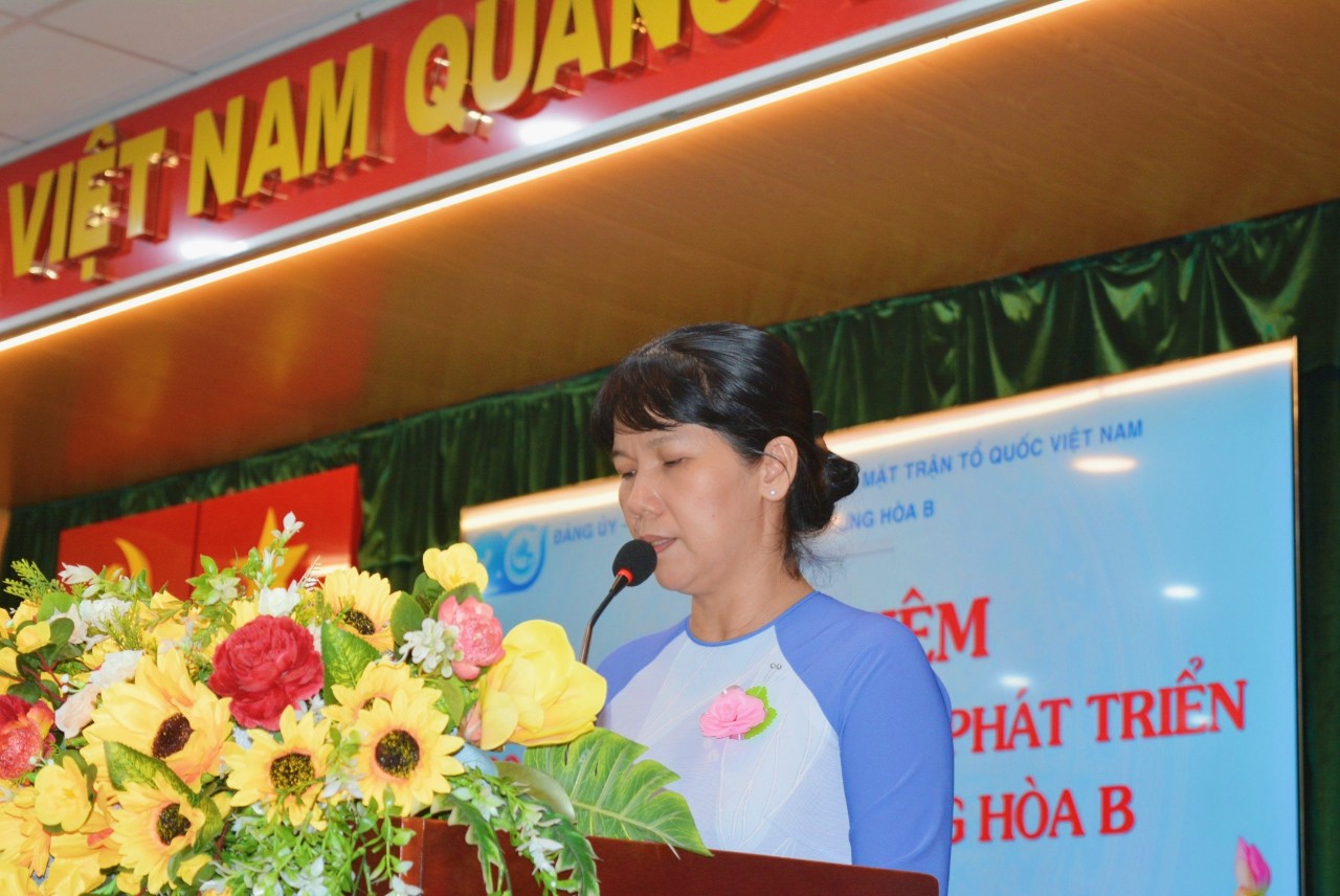 Bà Nguyễn Thị Thu Lan - Quận ủy viên – Bí thư Đảng Ủy phường, phát  biểu  tại  buổi  lễ