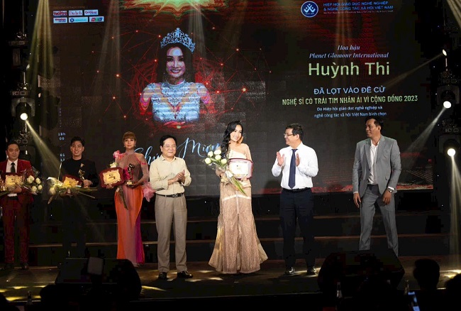 Huỳnh Thi nhận bằng vinh danh nghệ sĩ có trái tim nhân ái Vì cộng đồng
