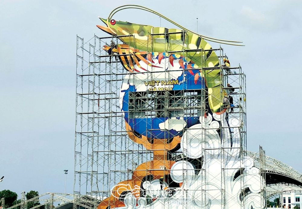Biểu tượng con tôm đặt tại khuôn viên Quảng trường Phan Ngọc Hiển đang hoàn thiện để chào đón Festival Tôm Cà Mau 2023 sẽ diễn ra từ ngày 10 - 13/12/2023.(Ảnh: Cà Mau online)