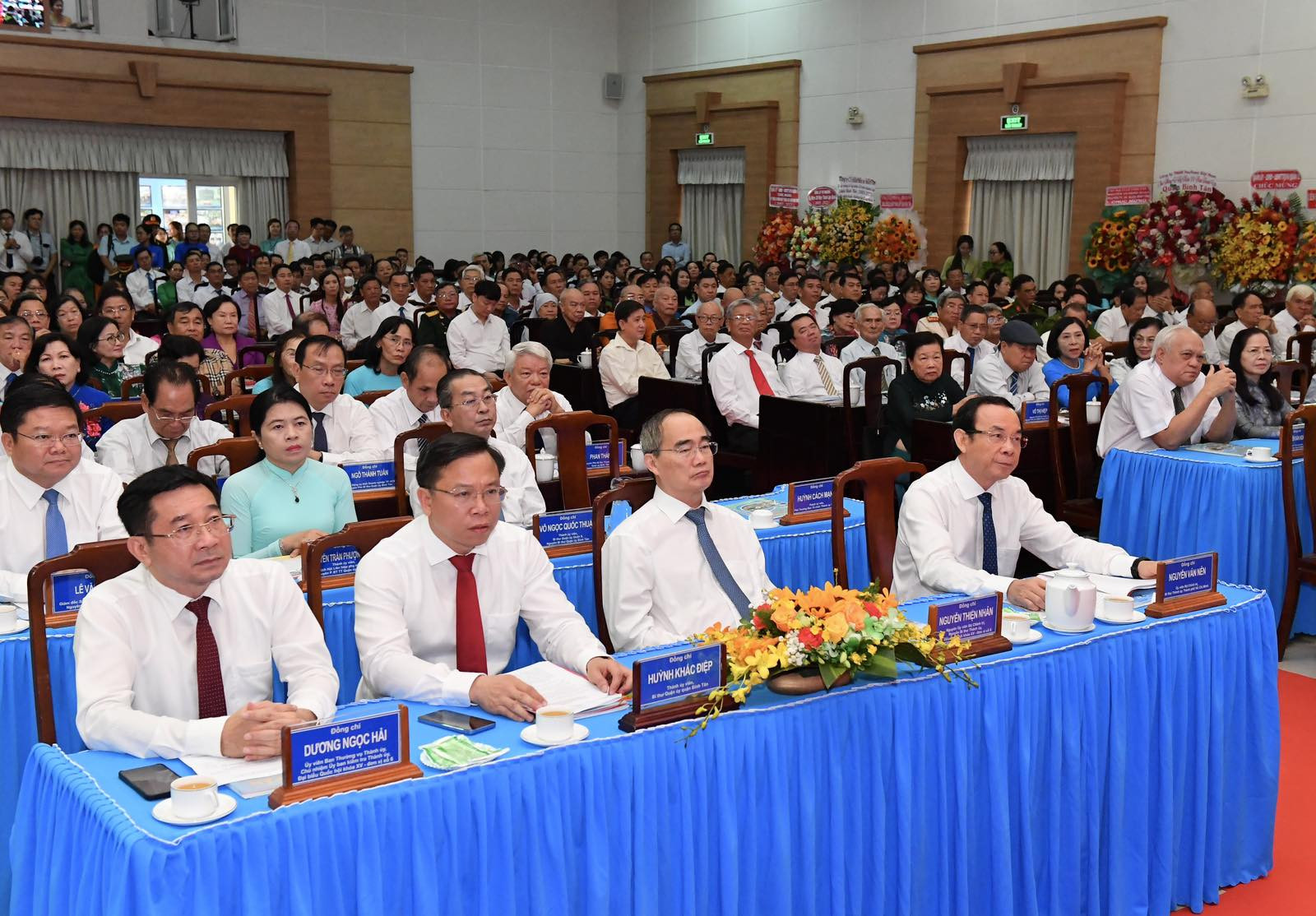 Bí thư Thành ủy TPHCM Nguyễn Văn Nên và các đại biểu dự buổi lễ. Ảnh: VIỆT DŨNG