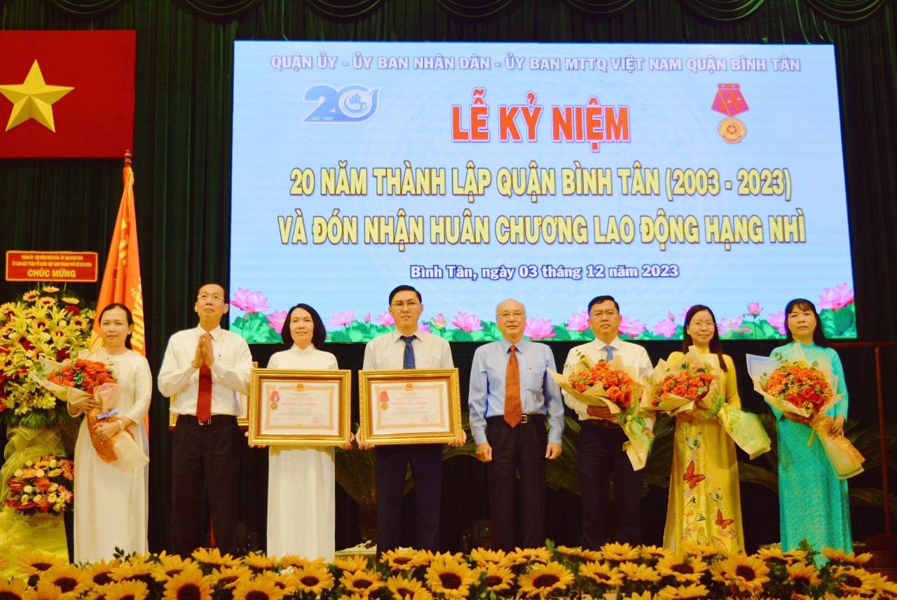 Trưởng Ban Tuyên giáo Thành ủy TPHCM Phan Nguyễn Như Khuê và Trưởng Ban Nội chính Thành ủy TPHCM Lê Thanh Liêm trao Huân chương Lao động hạng Ba cho các tập thể.