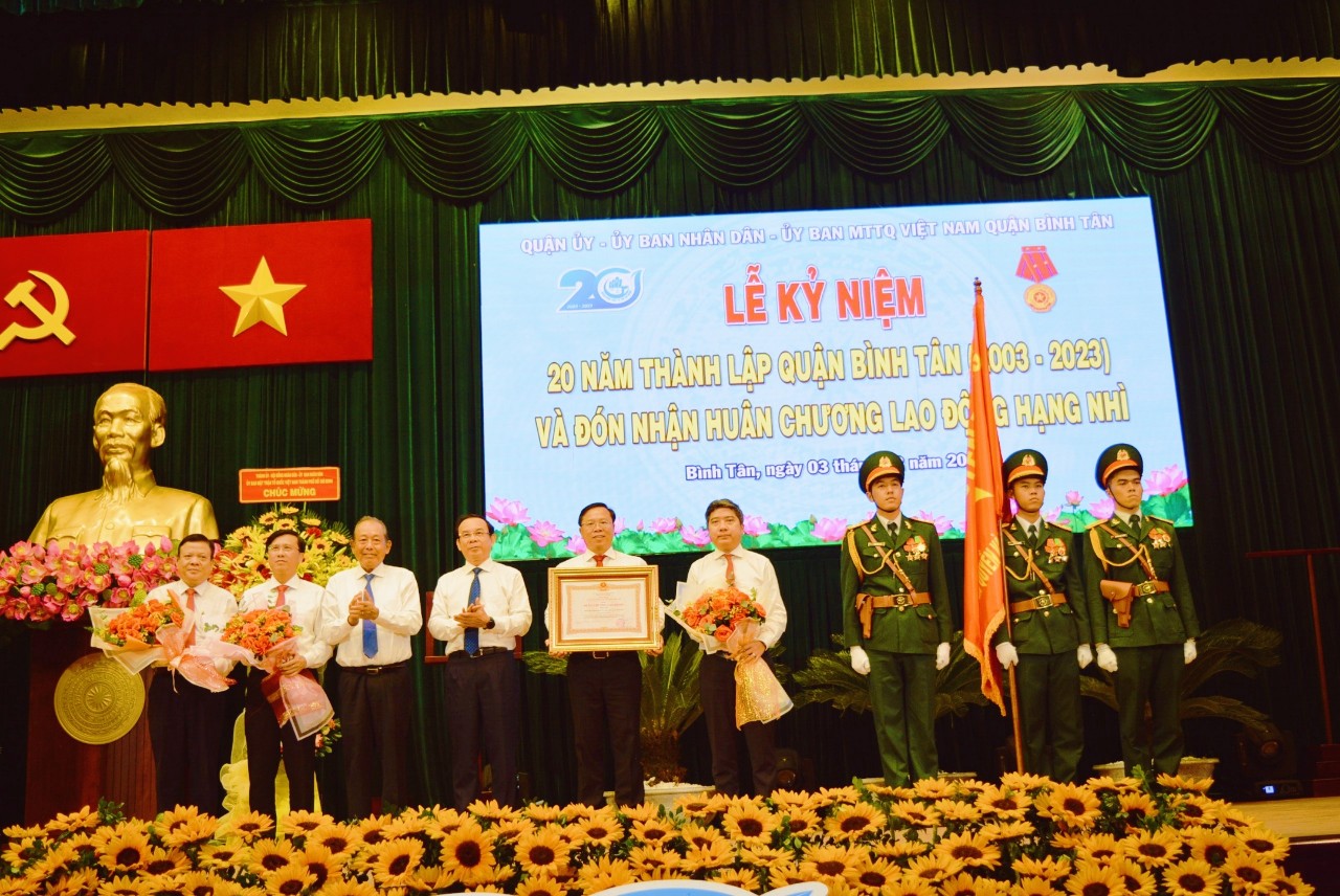 Thừa ủy quyền Chủ tịch nước, Bí thư Thành ủy TPHCM Nguyễn Văn Nên trao Huân chương Lao động hạng Nhì đến Đảng bộ, chính quyền và nhân dân quận Bình Tân. Ảnhh- Bích  Liên