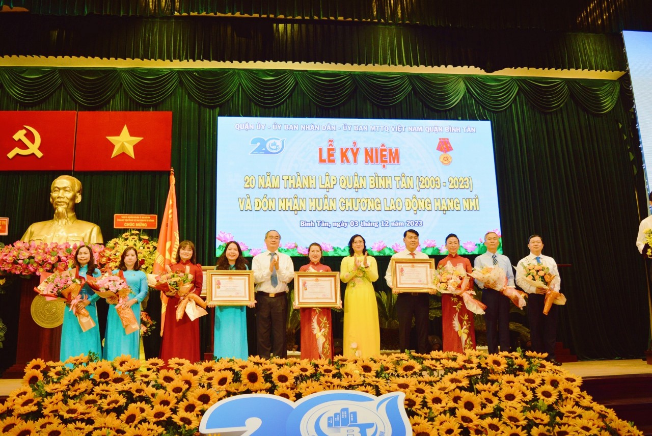 Nguyên Bí thư Thành ủy TPHCM Nguyễn Thiện Nhân và Thứ trưởng Bộ Công thương Phan Thị Thắng trao Huân chương Lao động hạng Nhì cho các tập thể. Ảnhh- Bích  Liên
