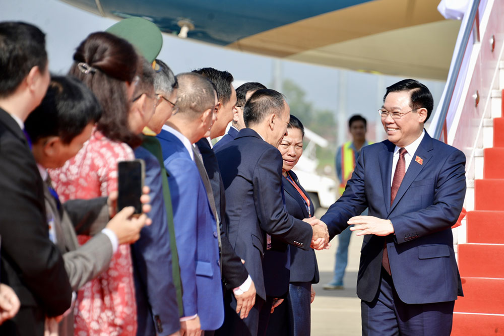 Đón Chủ tịch Quốc hội Vương Đình Huệ và đoàn tại sân bay quốc tế Wattay có Phó Chủ tịch Quốc hội Lào Sounthone Sayachak (Ảnh: Quochoi.vn)