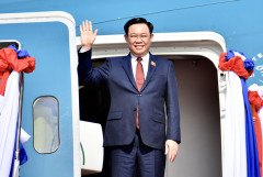 Chủ tịch Quốc hội đến Vientiane, tham dự Hội nghị Cấp cao CLV và thăm Lào