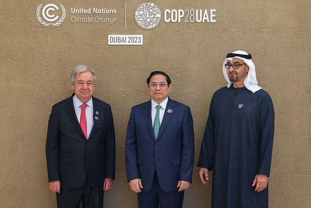 Tổng thống UAE Mohamed bin Zayed Al Nahyan và Tổng Thư ký LHQ António Guterres đón Thủ tướng Phạm Minh Chính dự Hội nghị Thượng đỉnh hành động khí hậu thế giới trong khuôn khổ Hội nghị các bên tham gia Công ước khung về biến đổi khí hậu lần thứ 28 (COP28) - Ảnh: TTXVN