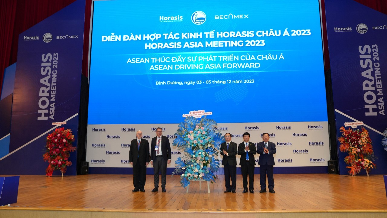 Ông Huỳnh Thành Đạt, Bộ trưởng Bộ KHCN Việt Nam tặng hoa chúc mừng khai mạc Diễn dàn hợp tác Kinh tế Horasis Châu Á 2023