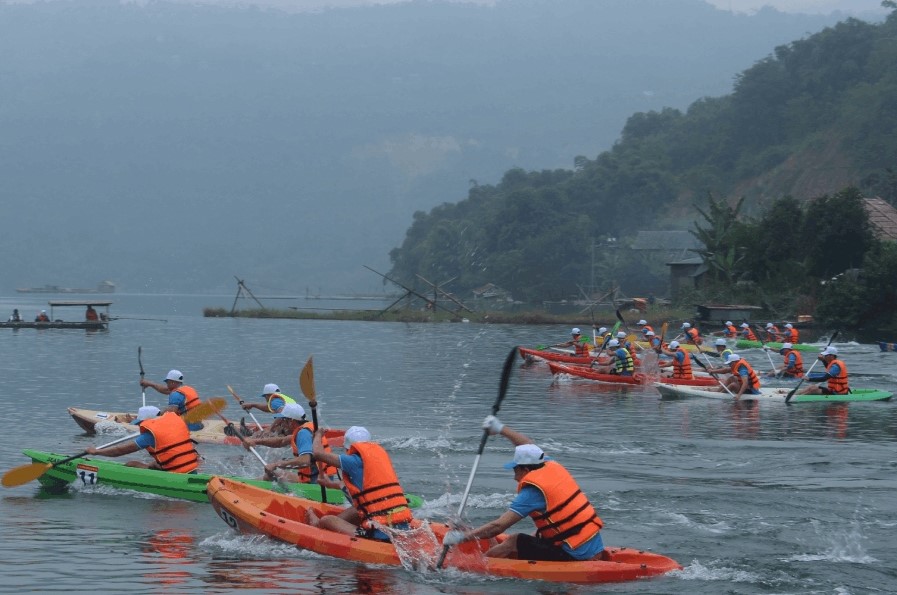Giải đua thuyền Kayak, một trong những nội dung của Ngày hội Văn hoá, thể thao, quảng bá du lịch huyện Đà bắc năm 2023