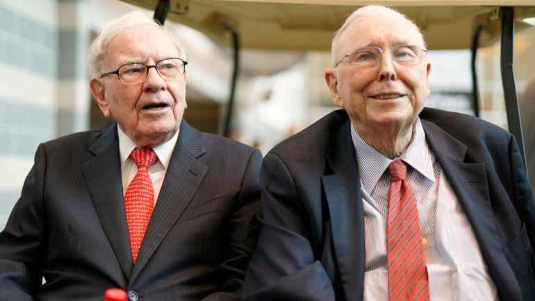Chủ tịch kiêm Giám đốc điều hành Berkshire Hathaway Warren Buffett, trái, và Phó Chủ tịch Charlie Munger. - tập tin AP
