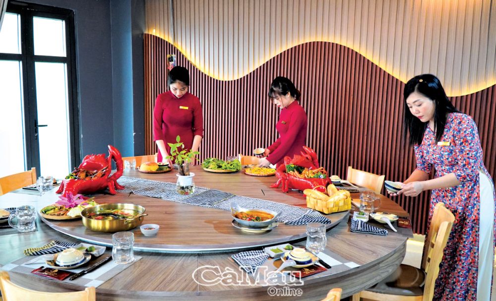 Nhà hàng Ẩm thực - Hải sản Cánh Buồm luôn chú trọng bồi dưỡng nghiệp vụ nguồn nhân lực phục vụ thực khách.