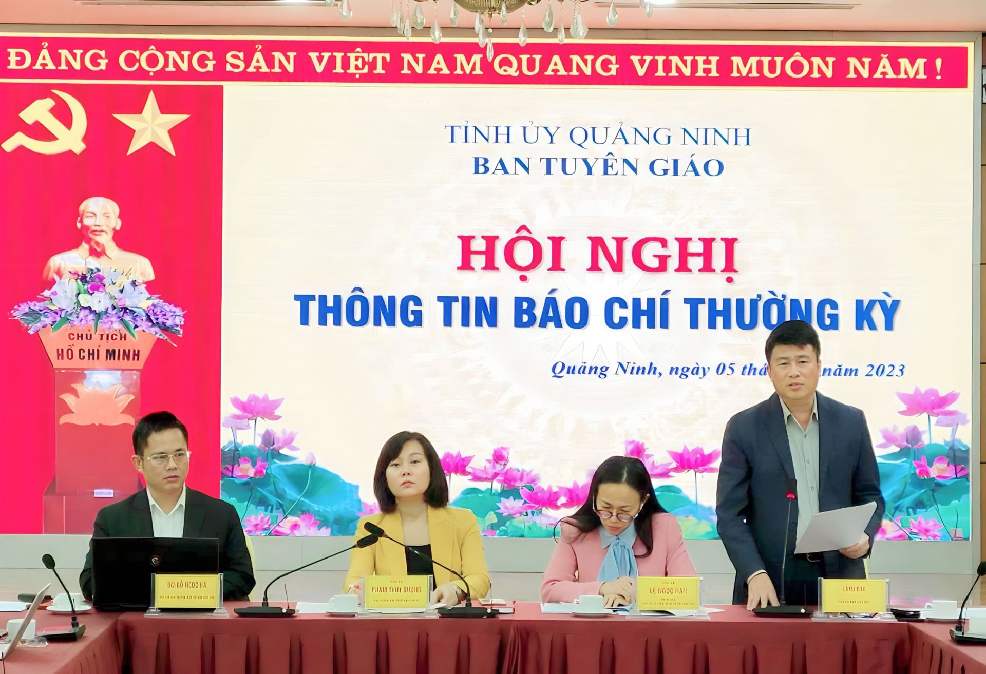 Đồng chí Nguyễn Ngọc Sơn PCT UBND TP thông tin về tổ chức các hoạt động chào mừng và Lễ kỷ niệm 30 năm ngày thành lập thành phố Hạ Long