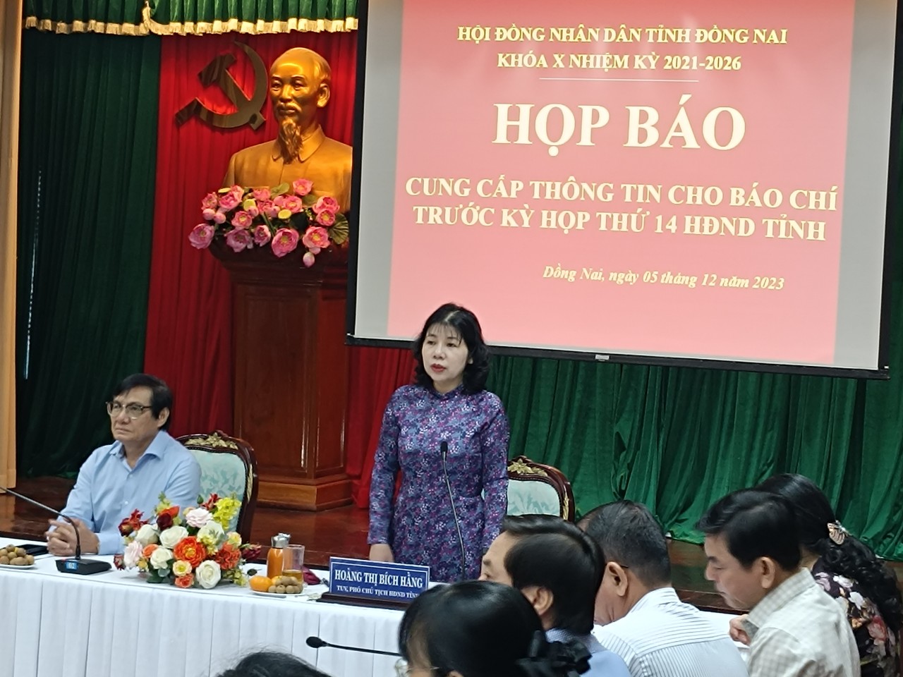 Phó chủ tịch HĐND tỉnh Đồng Nai Hoàng Thị Bích Hằng phát biểu tại buổi họp báo