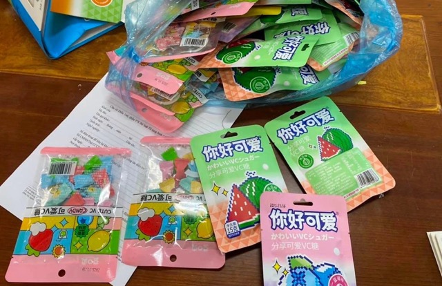 11 học sinh Hà Nội nghi ngộ độc sau khi ăn kẹo lạ mua ở cổng trường. Ảnh: Nhà trường cung cấpẢnh minh họa