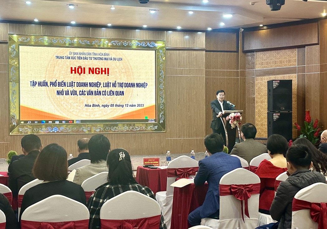 Phó Chủ tịch UBND tỉnh Hòa Bình Nguyễn Văn Chương phát biểu tại hội nghị
