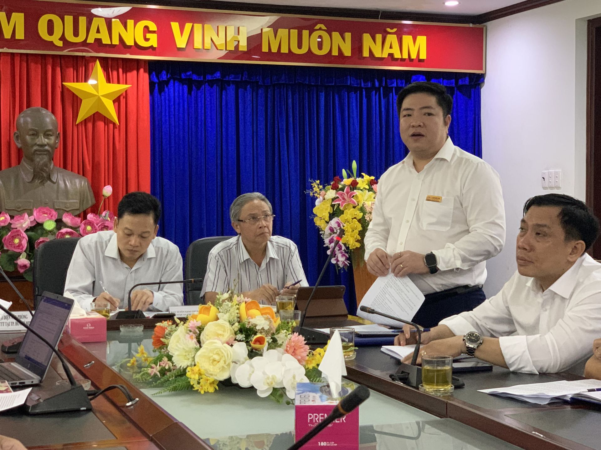 Ông Luân Quốc Hưng - Phó Giám đốc Tổng Công ty Điện lực TP.HCM phát biểu tại cuộc họp