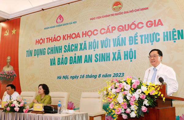 Tổng Giám đốc NHCSXH Dương Quyết Thắng báo cáo kết quả triển khai thực hiện tín dụng chính sách xã hội